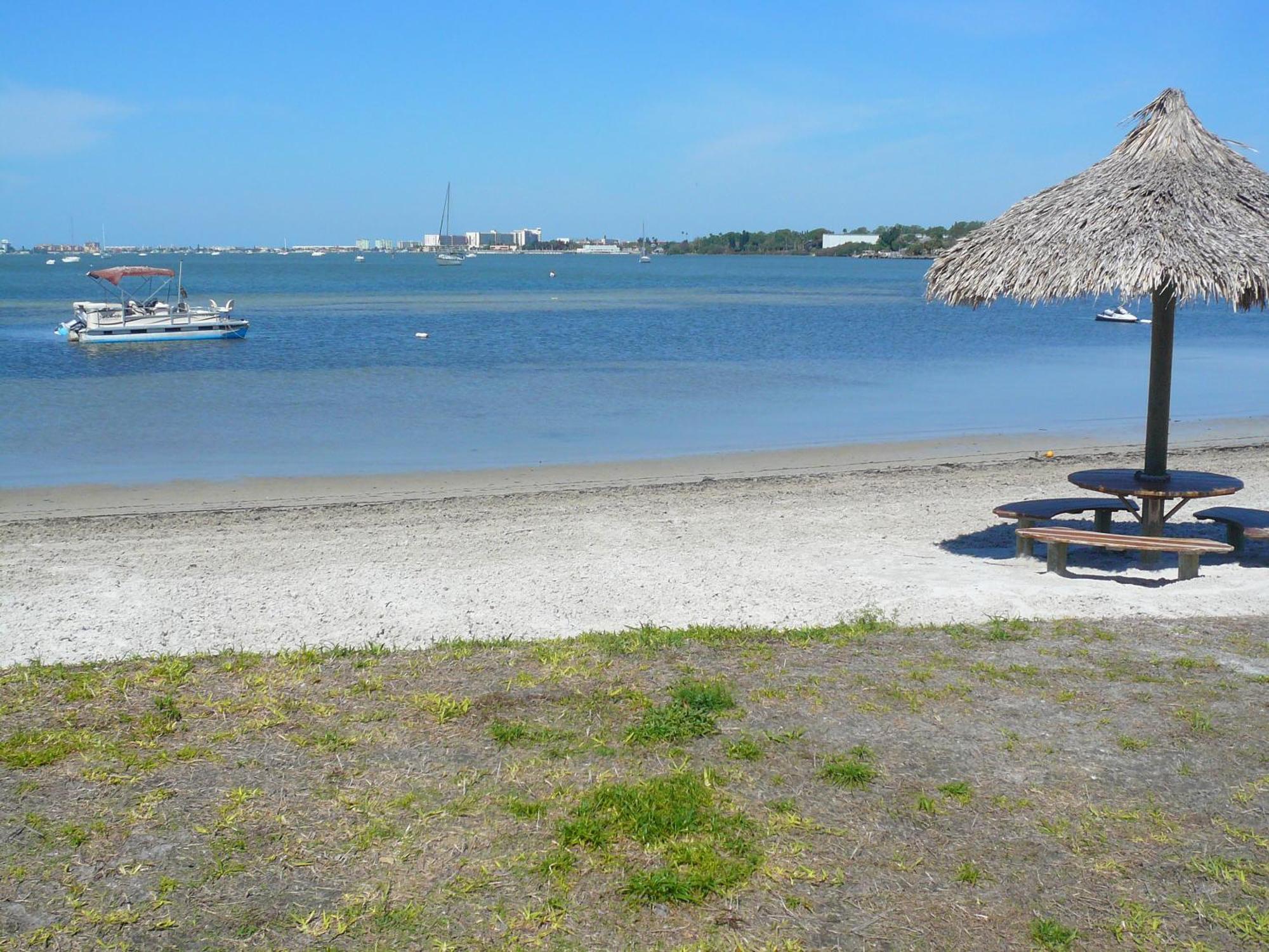 Affordable Two Bedroom Tropical Condo - Private Beach, Pools, Hot Tub San Petersburgo Exterior foto