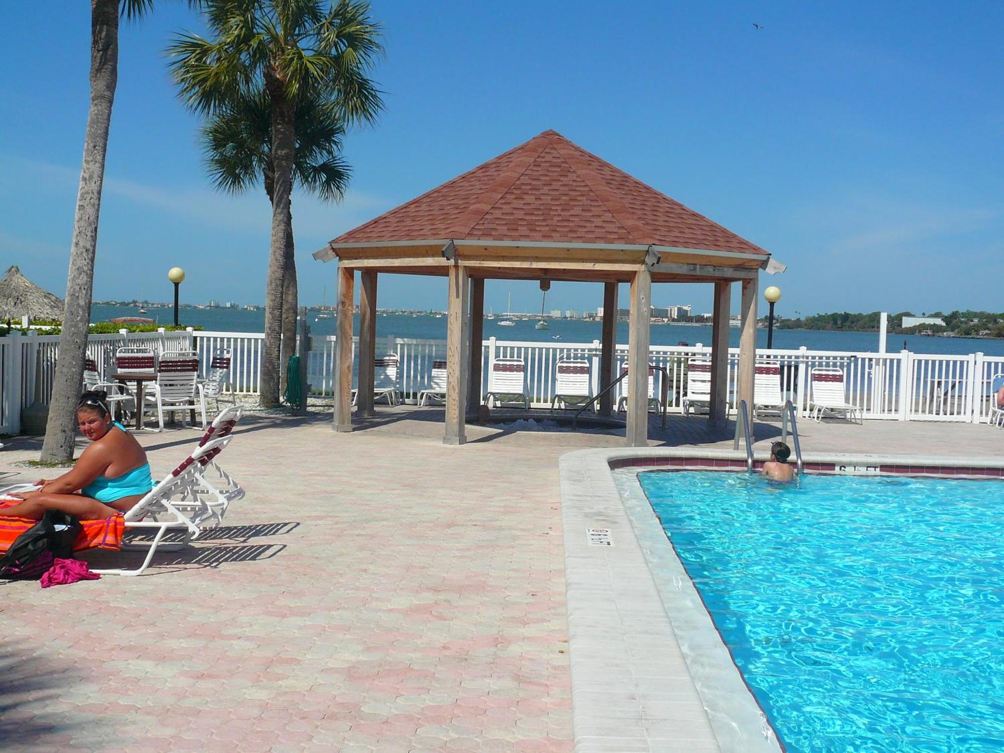 Affordable Two Bedroom Tropical Condo - Private Beach, Pools, Hot Tub San Petersburgo Exterior foto