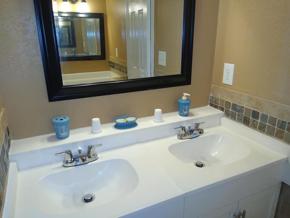 Affordable Two Bedroom Tropical Condo - Private Beach, Pools, Hot Tub San Petersburgo Exterior foto