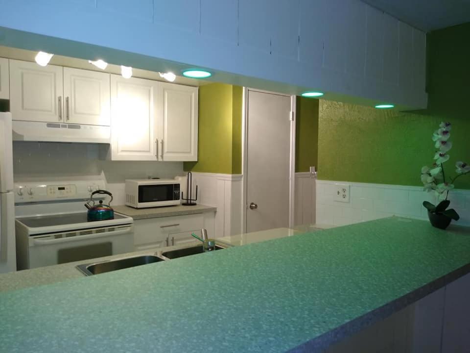 Affordable Two Bedroom Tropical Condo - Private Beach, Pools, Hot Tub San Petersburgo Exterior foto